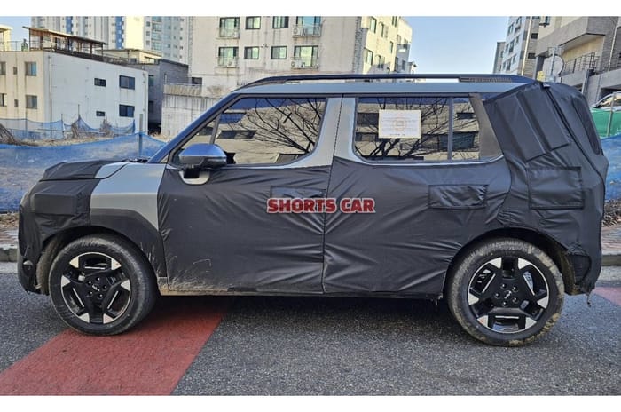 Kia Clavis spied side